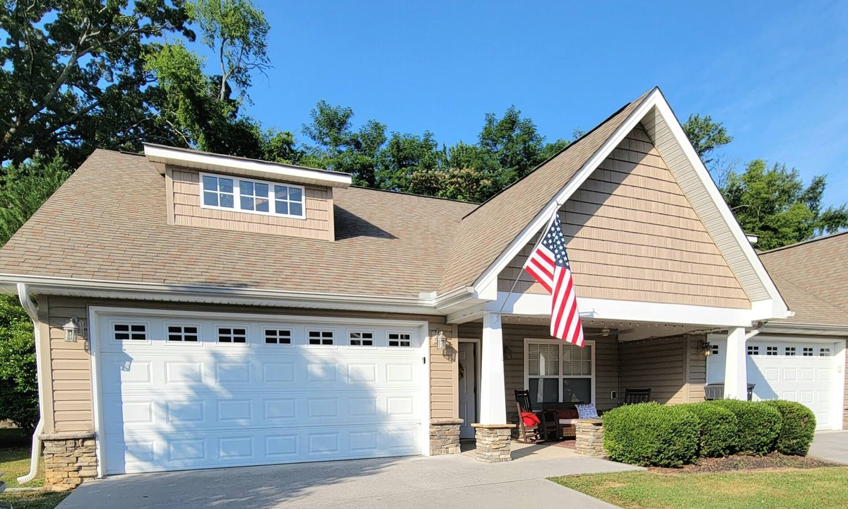 Pigeon Forge Cottage | 2 Min to Parkway | Arcade, Jetted Tub & Fireplace