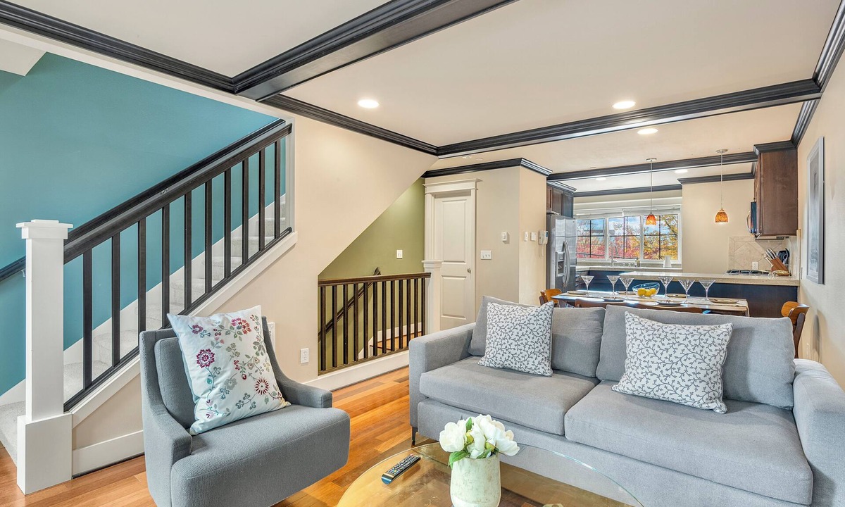Squire Park House | 4 Beds Elegant Capitol Hill Townhome Walk to Seattle University