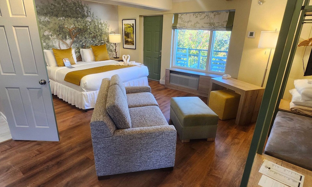 Pigeon Forge Hotel | Arbors at Island Landing Hotel & Suites