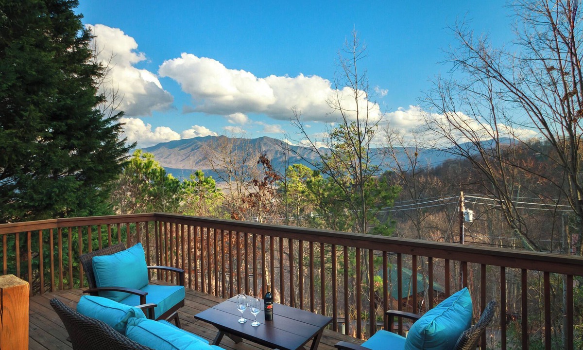 Chalet Village Cabin | BEAUTIFUL 2/2 CHALET! Amazing Views! Hot Tub! Games! Great Location Near Ober!
