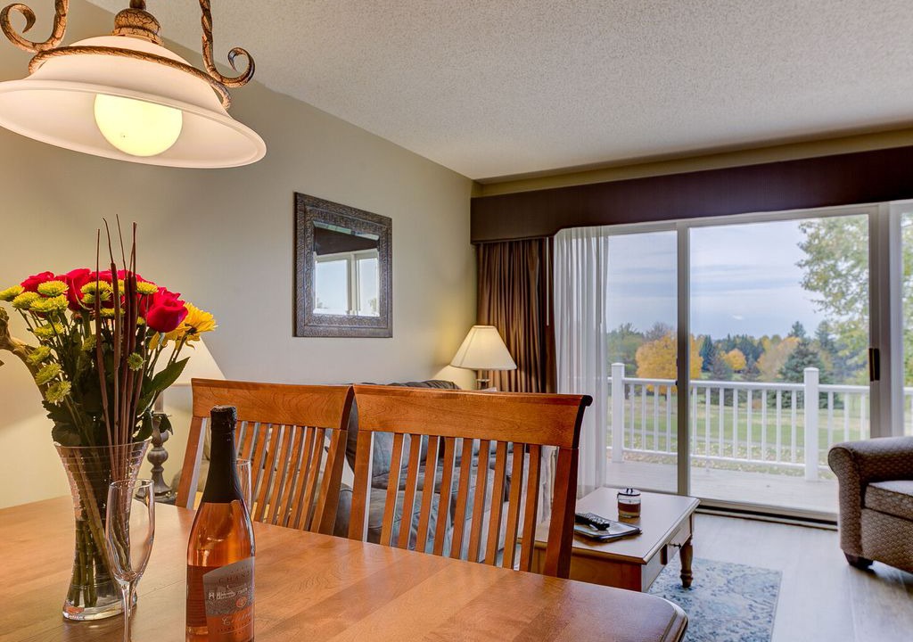 Acme Apartment | Beautiful Updated 2 Bedroom Golf Course Condo
