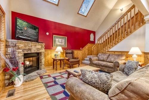 Pigeon Forge Ski Chalet | Brentwood, Resort Pool, FREE Attraction tickets, Near Parkway, Hot Tub, Arcade Game, WIFI!