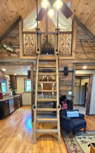 Dahlonega House | Couples Getaway Cabin with a Loft Bed - Firepit - Creek Access