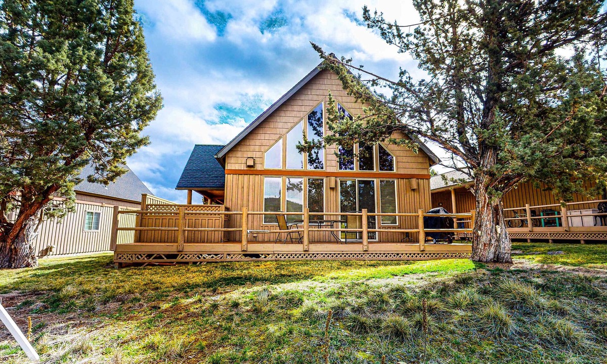 Redmond Ski Chalet | Gorgeous chalet withprivate deck, fireplace, 3 pools, and gym
