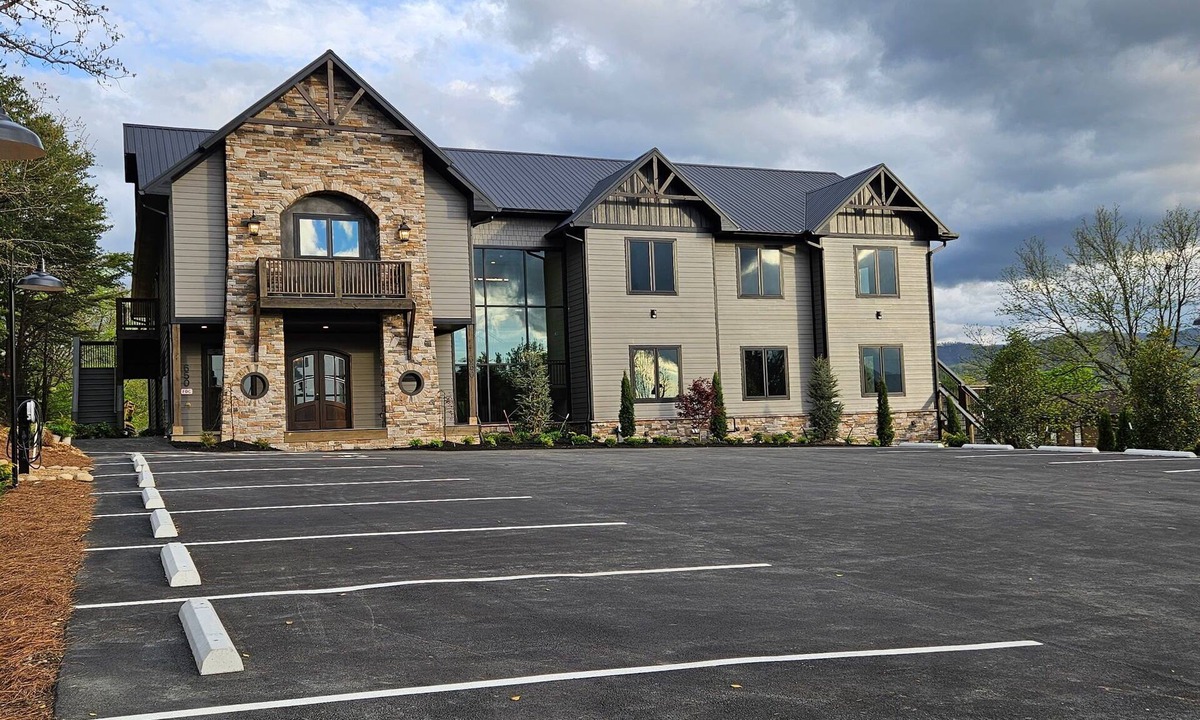 Pigeon Forge Cabin | Grand Forge Lodge - 16 Bedrooms in the MIDDLE of Pigeon Forge! Loaded!