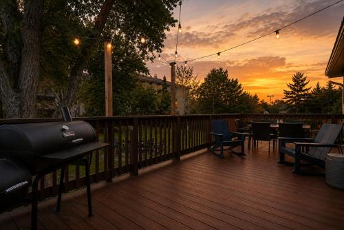 Pigeon Forge House | Guest Favorite Cottage Nr Dollywood Hot Tub, Fire Pit, Cable, New Deck