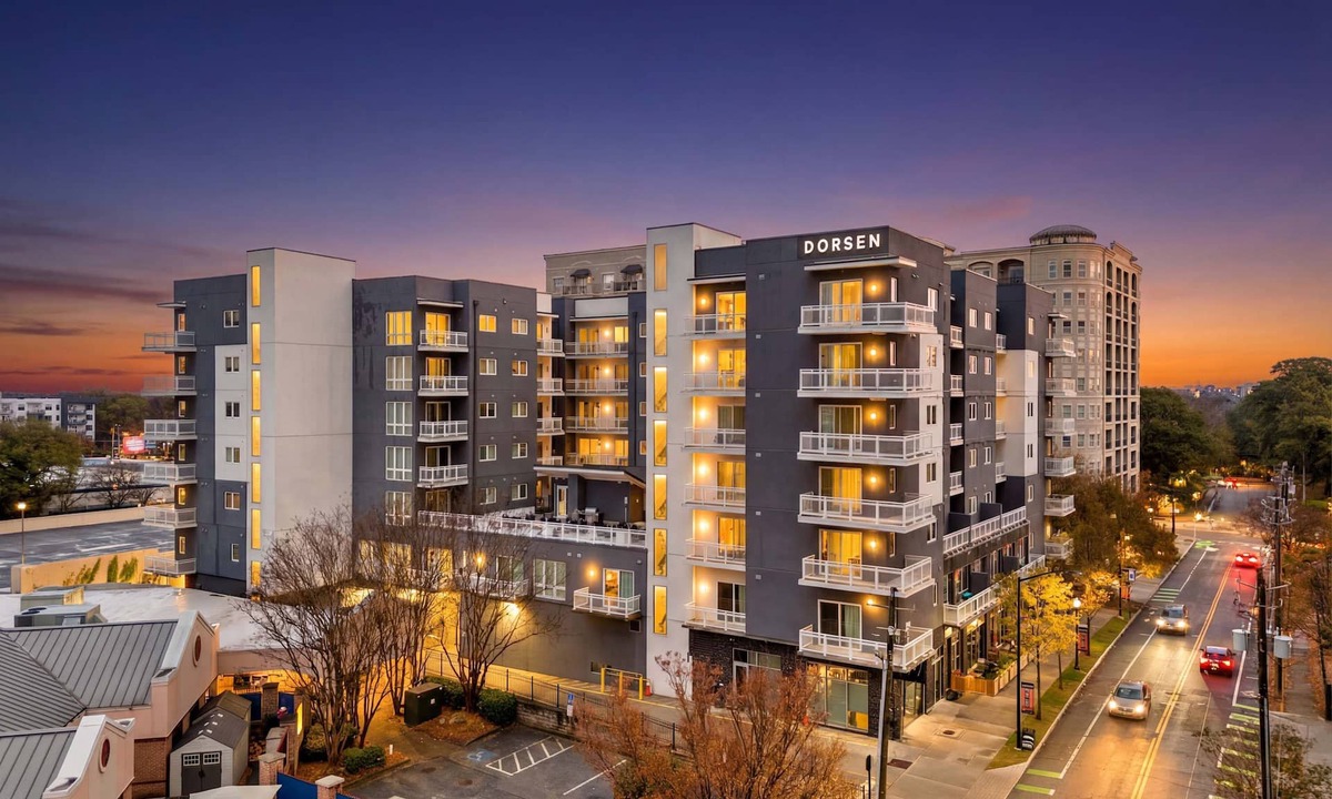 SoNo Apartment | King Studio Getaway! Prime Location, Balcony, Gym