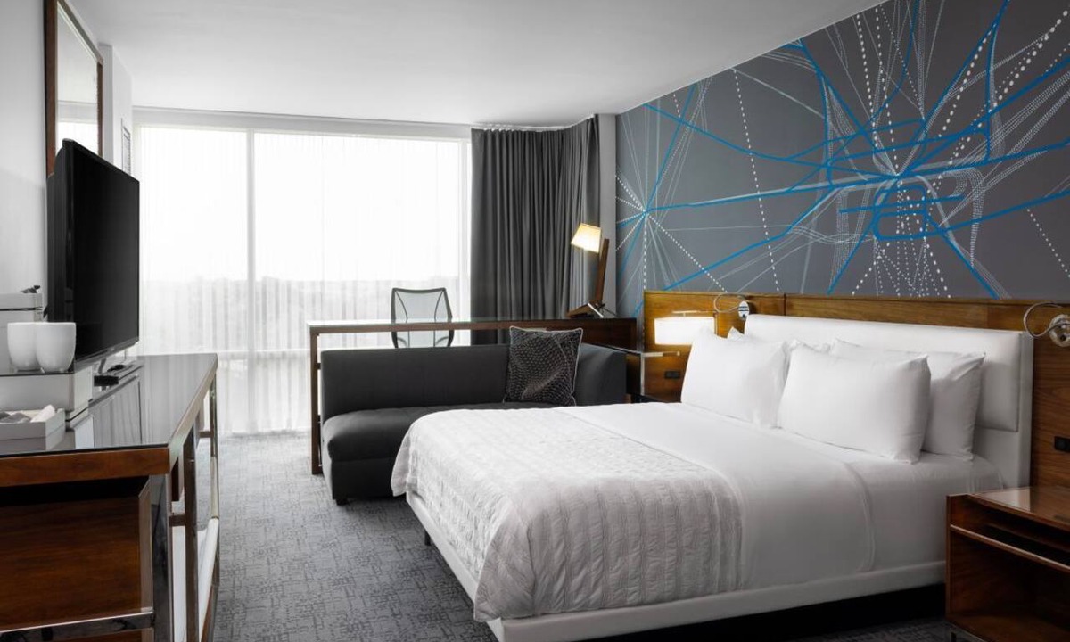 Dunwoody Hotel | Modern King Bed Suite with Living Area Close to Major Attractions in Atlanta
