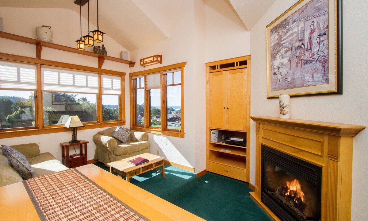 Mendocino Apartment | Ocean View King Suite in Mendocino Village with Free Wi-Fi and Jacuzzi Bathtub
