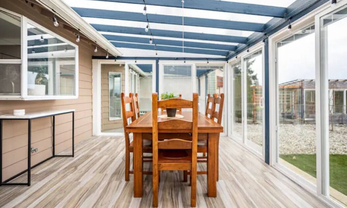 Murphys Corner House | Shiny Rambler House with a Spacious Solarium.