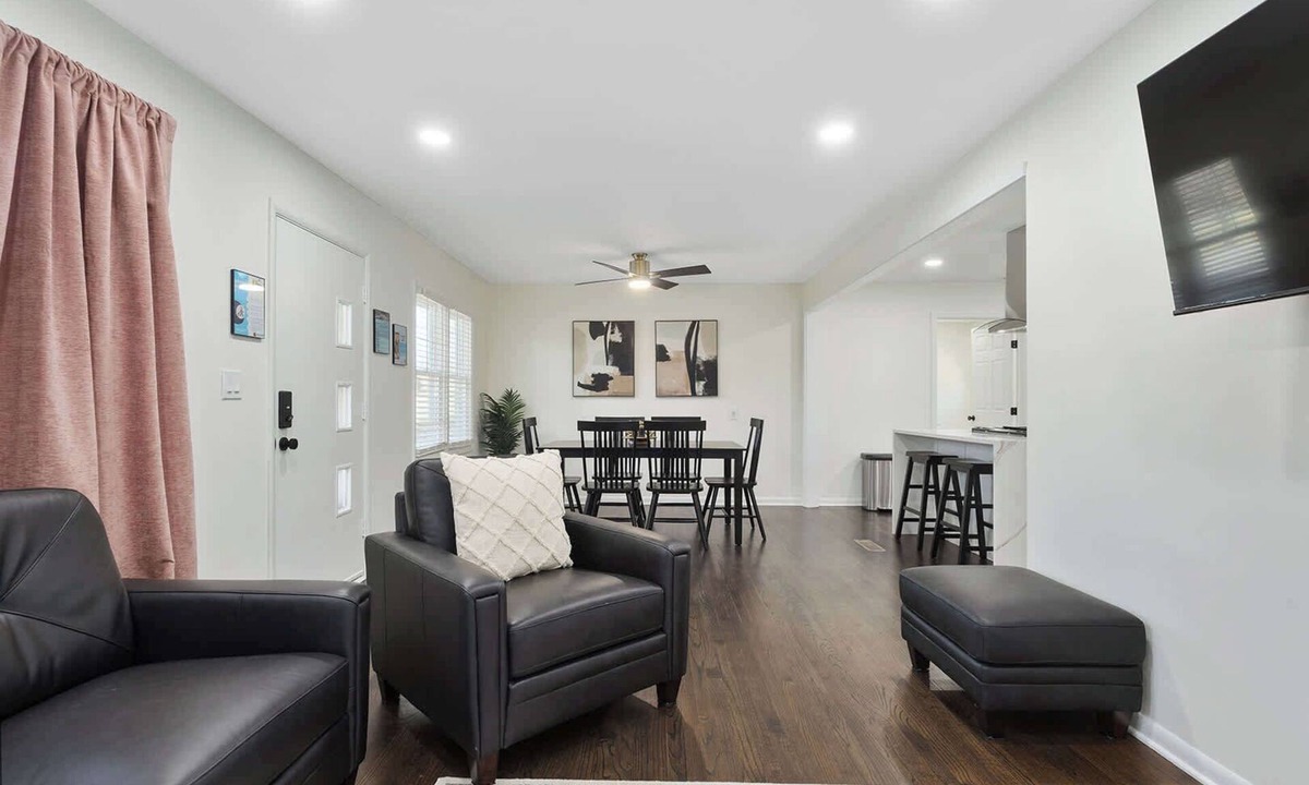 Overland Park House | Sleeps 8 |Pool Table|Mins from Shuttle to Stadium