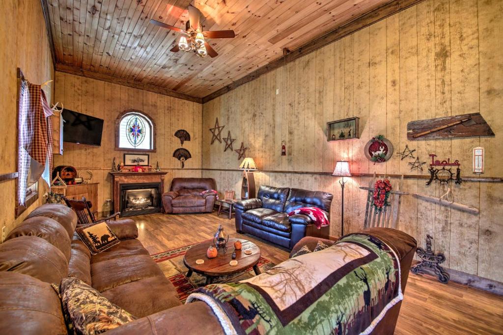 Florence House | 'The Bovard Lodge' Rustic Cabin Near Ohio River!