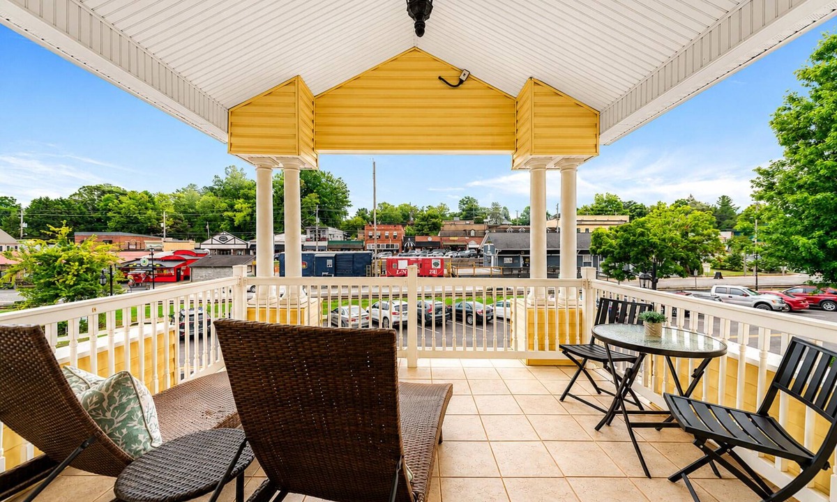 Blue Ridge Apartment | *Trackside* Penthouse | Downtown | Southern Charm