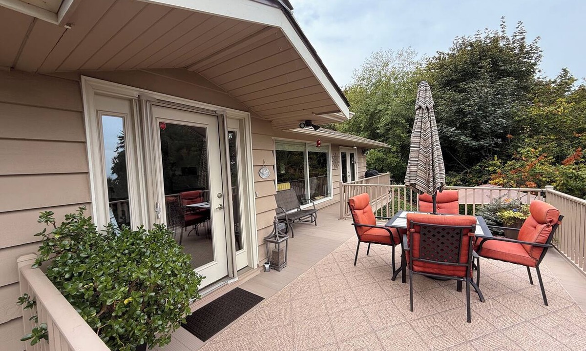 Mukilteo House | Walk to Beaches, Parks & Dining. 2BR Getaway with Fitness Room, AC, No Pets