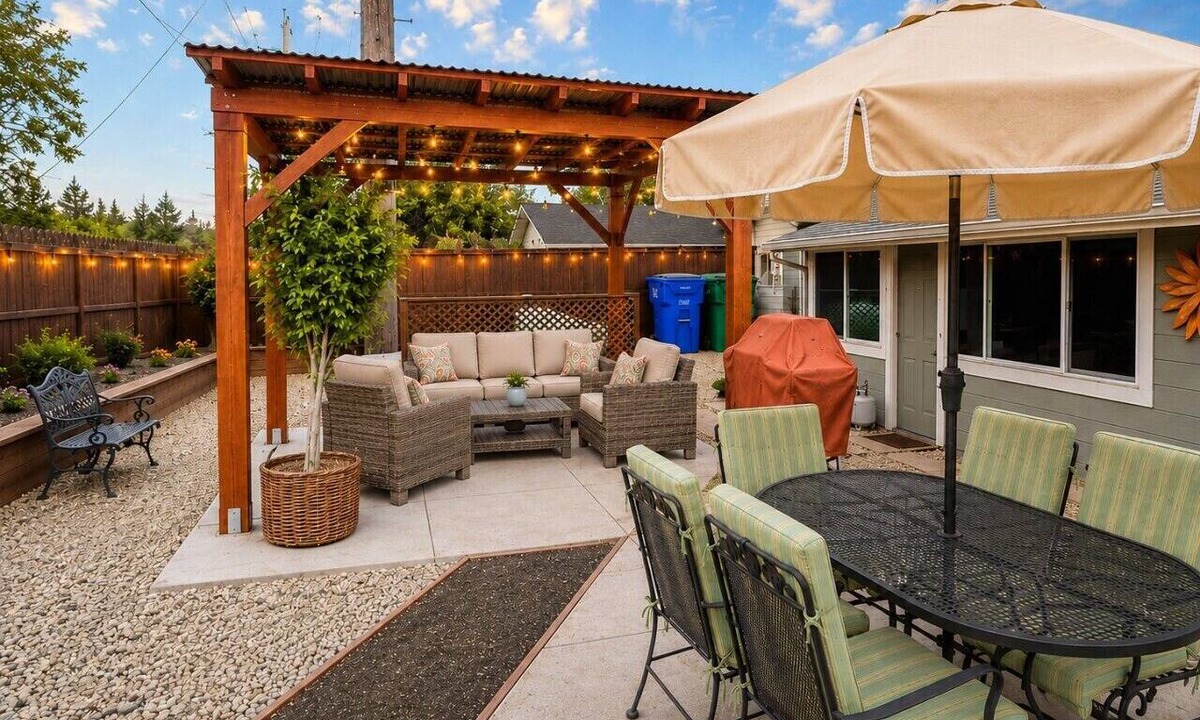 Murphys House | Walk to Downtown Sleeps 9 Fire Pit EV charge