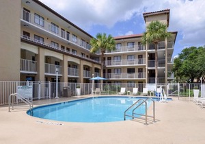 Amazing Find! Two Cozy and Clean Units, Pool, Breakfast, Parking, Shuttle