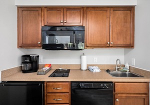 Near wineries, golf and horse show! Grand Traverse Bay beach 300' from condo!n