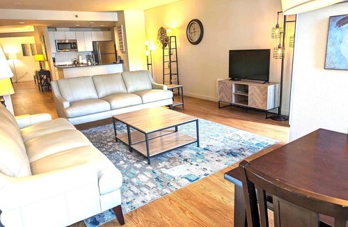 Downtown Seattle Apartment | 1 Block to Pike Pl Market ~ View Balcony ~ Easy Walk to Stadium - HUGE unit!