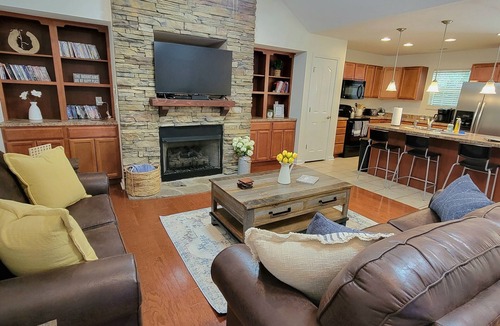 Pigeon Forge Cottage | 2 Min to Parkway | Arcade, Jetted Tub & Fireplace