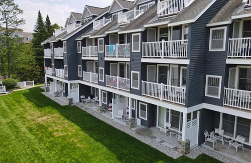 Traverse City House | 208 North Shore Inn