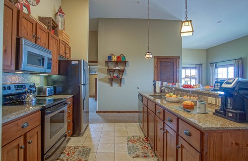 Edray Condo | 3 bedroom, 2 Full Baths, Slope Side. Outdoor Hot Tubs on Site. Ski Lift overlook.