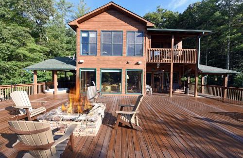 Suches House | 3BR Luxury Cabin Hot Tub, Fireplaces & Firepit