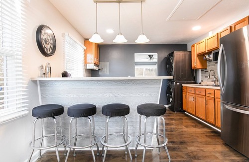 South Bend House | 4BR Gameday Getaway|EV Charger+|Pet-Friendly |10p