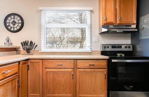 South Bend House | 4BR Gameday Getaway|EV Charger+|Pet-Friendly |10p