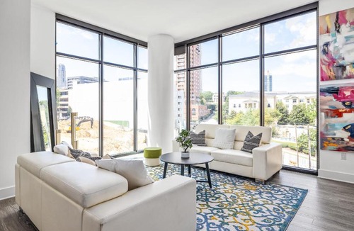 Buckhead Heights Apartment | Artistically Gleaming Buckhead Retreat