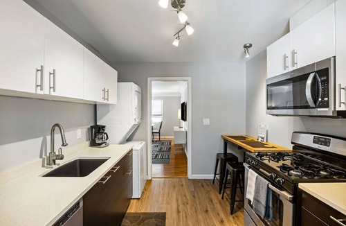 Brookwood Apartment | (B2bI) Clean, Cozy, Convenient Condo in Buckhead w/Free Parking