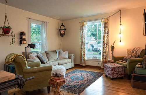 Dowagiac Cottage | Be home away from home @ Charming Chestnut Cottage