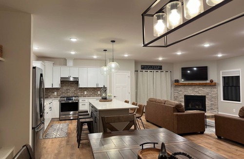 Sister Lakes House | Beautiful 5 star home overlooking Round Lake 6 bedrooms