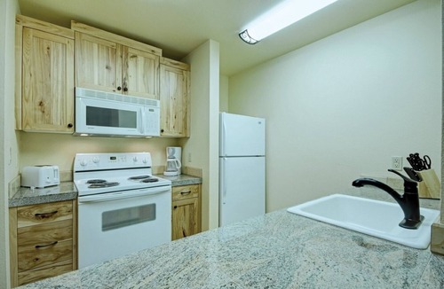 Bend Resort | Bend | Ski Trip Base Stay | Pool + Trails