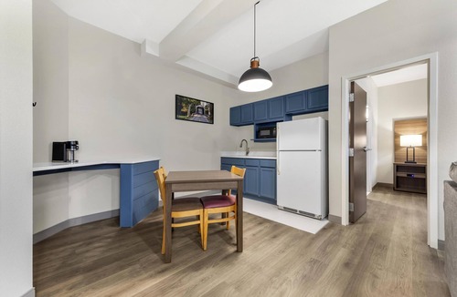 Paradise Hotel | Best Western Plus Revere Inn & Suites