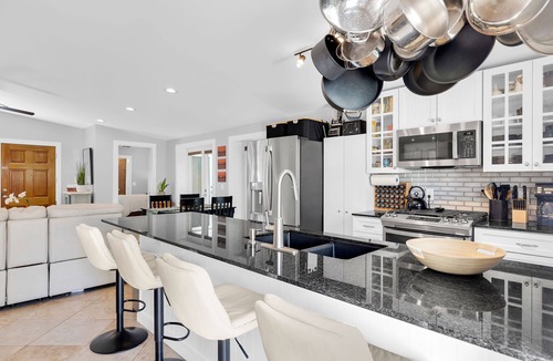 Midtown House | ~BLUE HAVEN~ Welcome to this single-story retreat with a pool!