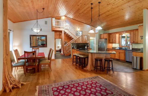 Mayfield House | Boardman Monarch River HOT TUB Fireplace
