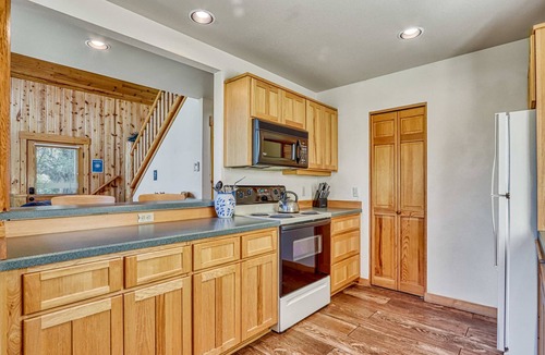 Redmond Ski Chalet | Bright Cabin with Shared Pool, Hot Tub & Resort Amenities