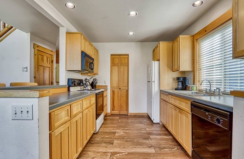 Redmond Ski Chalet | Bright Cabin with Shared Pool, Hot Tub & Resort Amenities