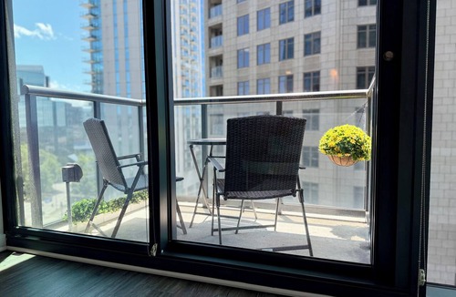 North Buckhead Apartment | Chic & Modern 2BR Apartment in the Heart of Buckhead – Walk to Dining & Shops!