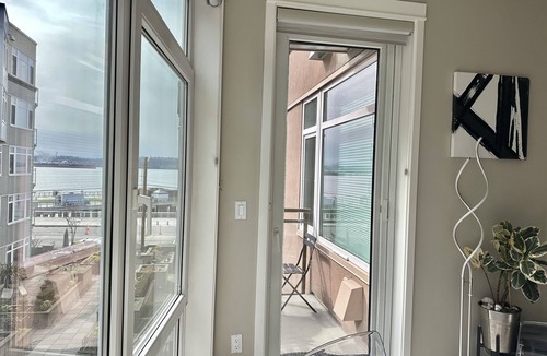 Downtown Seattle Condo | Condo on the Waterfront w/secured parking. Walk to Pike Market, Cruise Terminal