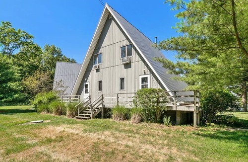 Stevensville House | Cozy 2 bedroom 1.5 bath Lake House Cabin