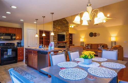 Pigeon Forge Cottage | COZY 2 Bedroom Cottage with Garage - Seasonal Pool - Jacuzzi Tub - Pigeon Forge