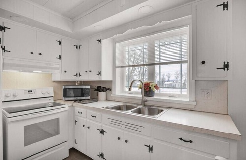 Paradise House | Cozy Cottage Near Sight & Sound and Attractions