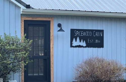 Tyro Cabin | Creek Front Property! Spicewood Cabin Near Wintergreen and Crabtree Falls