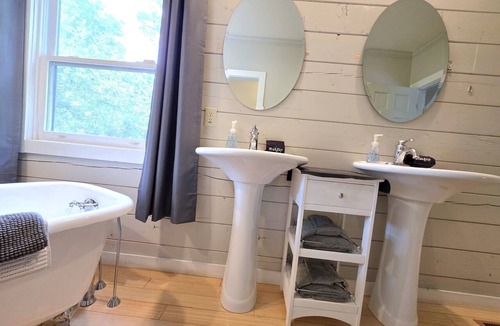Dahlonega Hotel | Deluxe Room Two Queen Beds