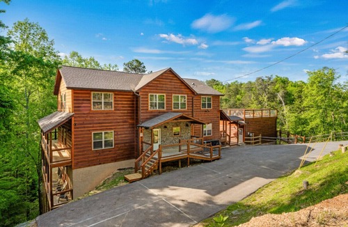Pigeon Forge Cabin | Elegant Elite Estate — Wedding Venue w/Lodging