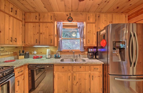 Ellijay Cabin | Ellijay Cabin with Porch & Private Hot Tub!