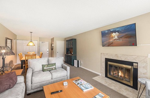 Acme Condo | ⛳ Fairway View Condo – Golf Resort Stay | Near GLEF Netflix TC Dining & Trails ➠ 5518