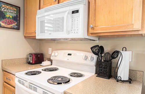 Acme Condo | ⛳ Fairway View Condo – Golf Resort Stay | Near GLEF Netflix TC Dining & Trails ➠ 5518
