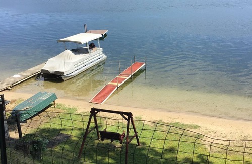 Sister Lakes Cottage | Friendly lakefront cottage